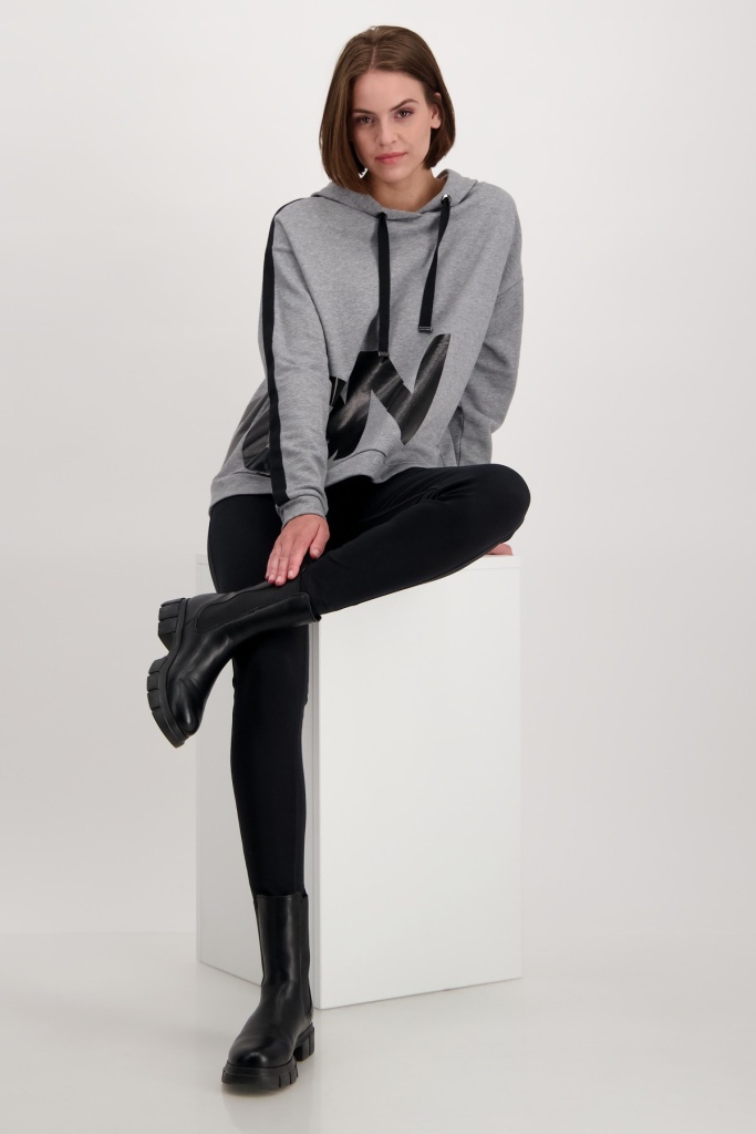 Langarm_Sweatshirt_mit_Kapuze_und_Blockschrift-Schwarz-Grau-monari-94353 (1).jpg Langarm_Sweatshirt_mit_Kapuze_und_Blockschrift-Schwarz-Grau-monari-94353 (1).jpg